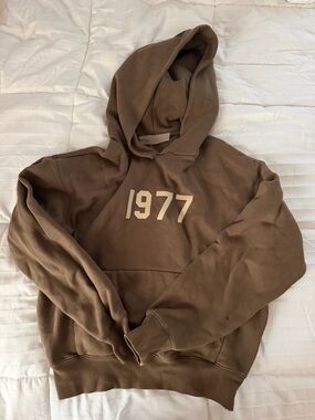 ESSENTIALS BROWN SWEATSHIRT